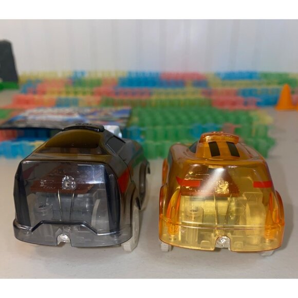 Magic Tracks Glow In The Dark Racing Set With 2 Cars & Accessories - Picture 12 of 15